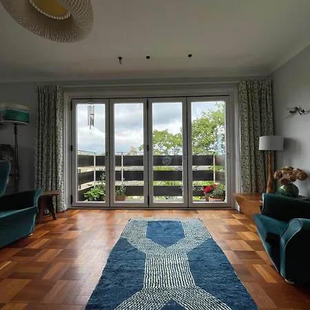 Lägenhet Mid-century Gem Steps From The