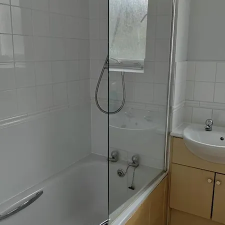 New Town Retreat By Leath Walk- Free Parking 公寓