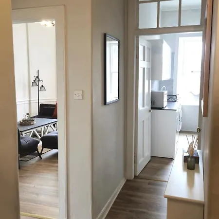 Heart Of The City- 3 Bedroom Oasis Apartment *