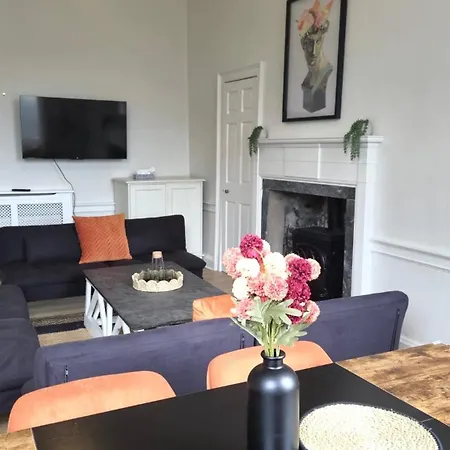 Apartment Heart Of The City- 3 Bedroom Oasis *
