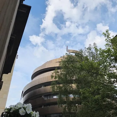 Apartment Heart Of The City- 3 Bedroom Oasis *