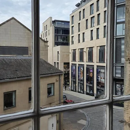 Heart Of The City- 3 Bedroom Oasis Apartment *