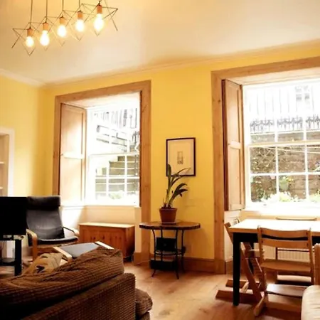 Apartment Elegant & Sunny 2bd Basement Stay, Edinburgh!