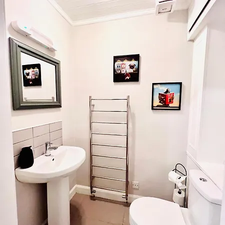 Apartment Heart Of The City- 3 Bedroom Oasis *