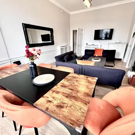 Apartment Heart Of The City- 3 Bedroom Oasis *