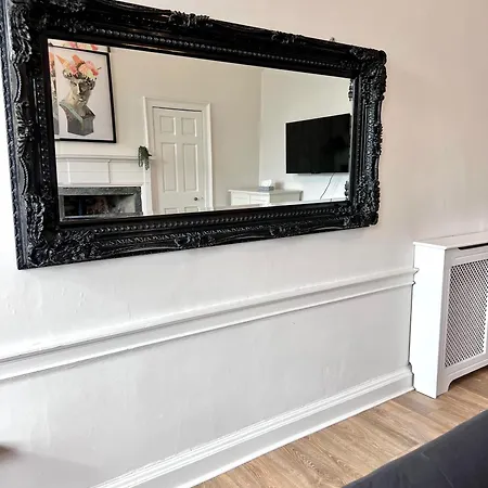 Apartment Heart Of The City- 3 Bedroom Oasis *