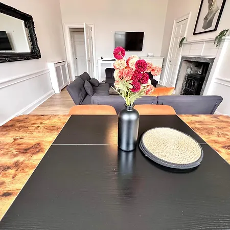 Apartment Heart Of The City- 3 Bedroom Oasis Edinburgh