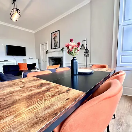 Heart Of The City- 3 Bedroom Oasis *