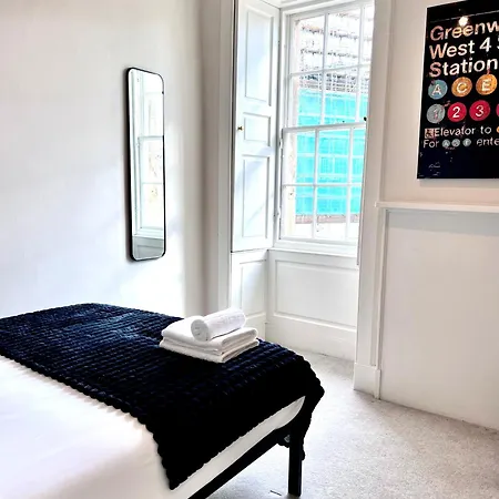 Heart Of The City- 3 Bedroom Oasis Apartment *