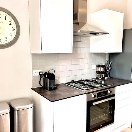 Heart Of The City- 3 Bedroom Oasis Apartment