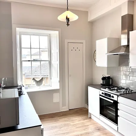 Apartment Heart Of The City- 3 Bedroom Oasis *