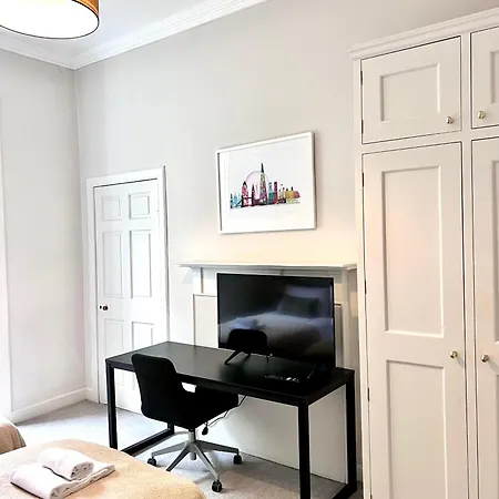 Heart Of The City- 3 Bedroom Oasis Apartment *