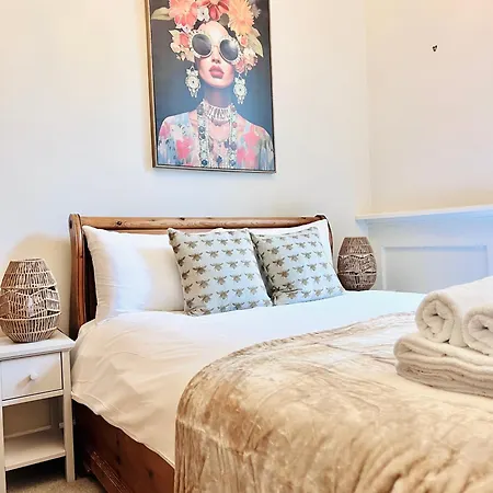 Apartment Heart Of The City- 3 Bedroom Oasis