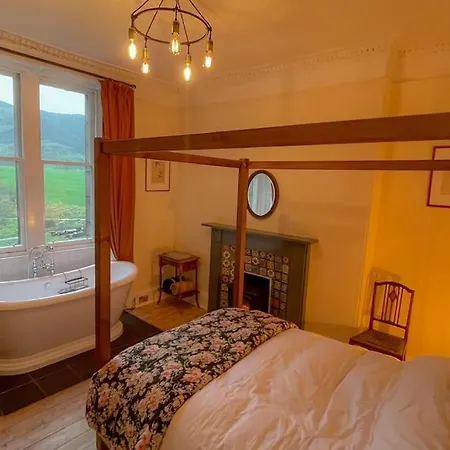 Traditional 2 Bedrooms 公寓 *