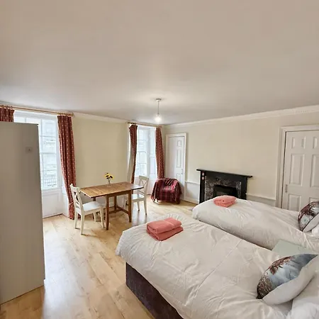 1st Floor Flat In Centre Location Appartamento *