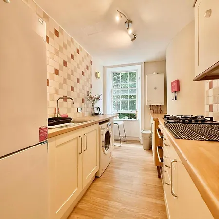 1st Floor Flat In Centre Location *