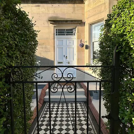 Stylish 3 Bed 2 Bath Ground Floor Main Door Flat In Marchmont Edimburgo