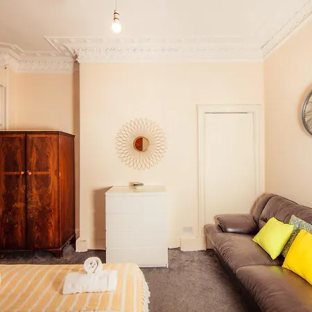 Διαμέρισμα Bright & 4-bedroom Flat Near Calton Hill *