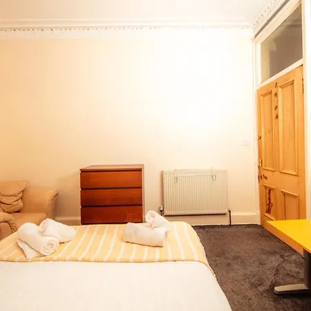 Bright & 4-bedroom Flat Near Calton Hill *