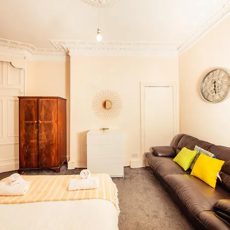 Bright & 4-bedroom Flat Near Calton Hill Εδιμβούργο