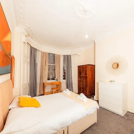 Διαμέρισμα Bright & 4-bedroom Flat Near Calton Hill