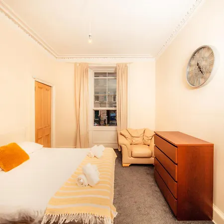 Bright & 4-bedroom Flat Near Calton Hill Διαμέρισμα Εδιμβούργο