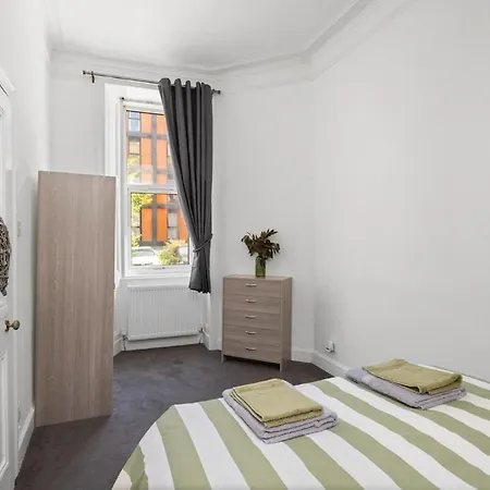 Sleek Canalside In エディンバラ