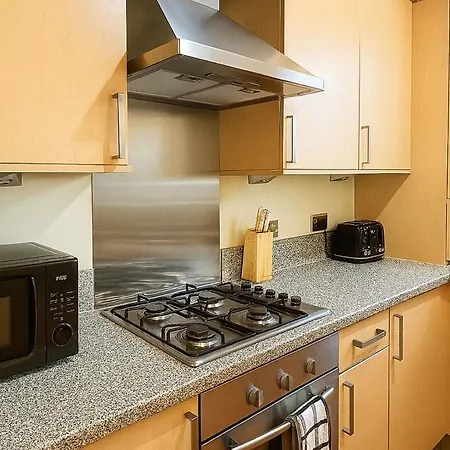 Apartment Modern 2br Flat With Ensuite, Balcony, Free Parking