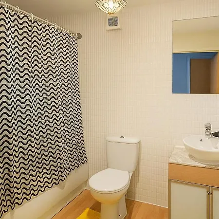 Apartment Modern 2br Flat With Ensuite, Balcony, Free Parking *