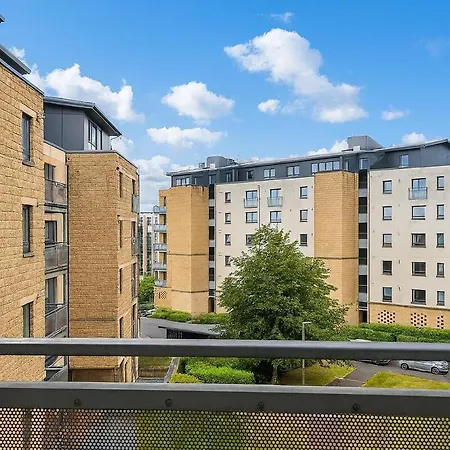 Modern 2br Flat With Ensuite, Balcony, Free Parking Apartment