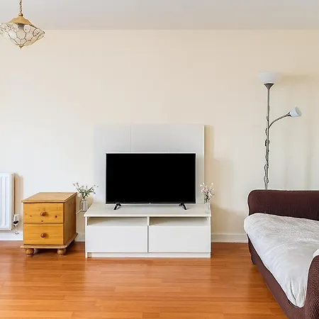 Modern 2br Flat With Ensuite, Balcony, Free Parking