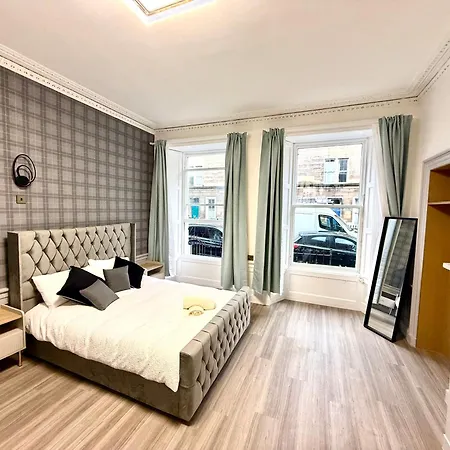 The Handy Hub Luxury Victorian - Fast Wifi & Apartment