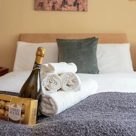 Free Parking - Centre - 3 Bedrooms - 5 Guests Апартаменты