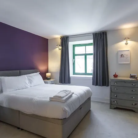 Industrial Chic 2bd Flat In Historic Whisky Bond * Edinburgh