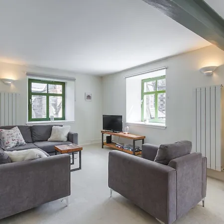 Industrial Chic 2bd Flat In Historic Whisky Bond *