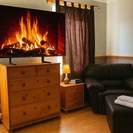 Apartment Spacious 3 Bedroom Flat *