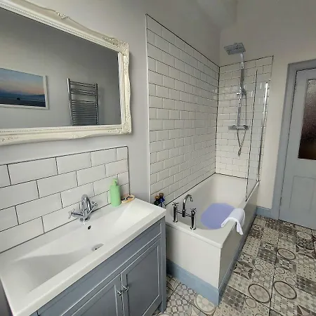 Spacious With Easy Access To Airport & Centre Daire