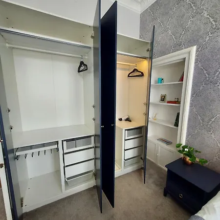 Spacious With Easy Access To Airport & Centre Daire *