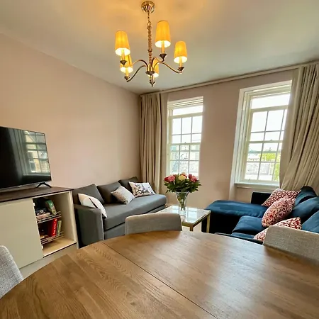 New Royal Mile Spacious Quiet Comfortable Flat With Balcony & Great Views Floor No Lift *