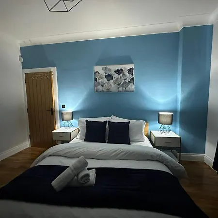 Luxury 5bd, Gym, Parking, Bus To Airport, Sleeps10 Villa