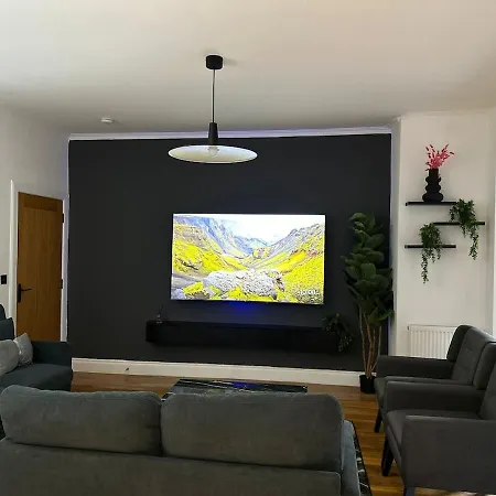 Villa Luxury 5bd, Gym, Parking, Bus To Airport, Sleeps10 Edinburg