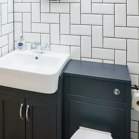 Chic 1bd Flat - Wviews Of Castle! Διαμέρισμα *