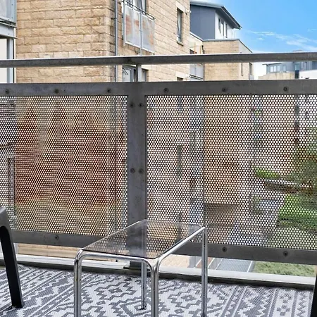 Modern 2br Flat, Parking & Balcony In Apartment Edinburgh
