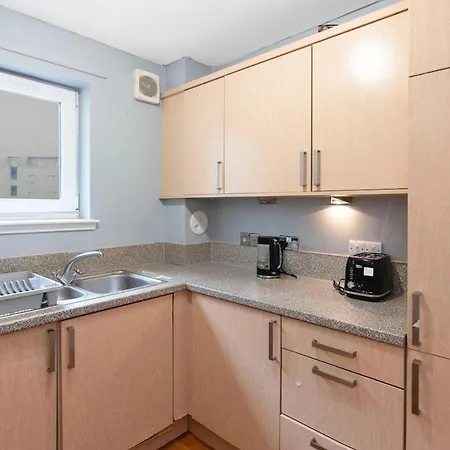 Modern 2br Flat, Parking & Balcony In * Edinburgh