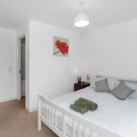 Modern 2br Flat, Parking & Balcony In Edinburgh