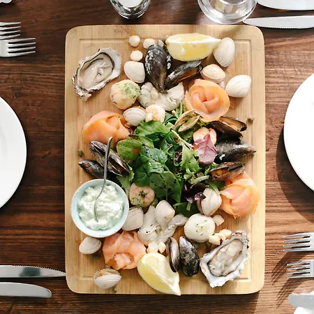 מלון Nira Caledonia 4*