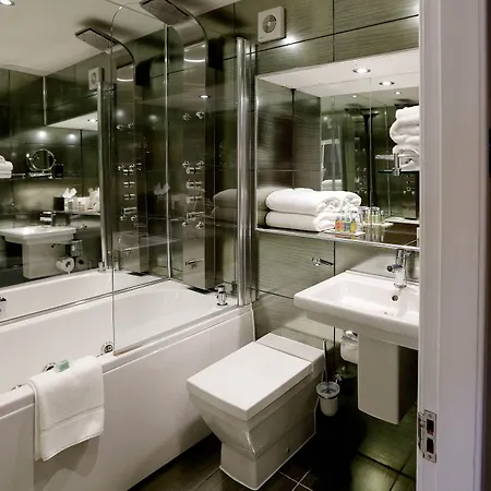 Nira Caledonia אדינבורו