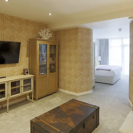 מלון Nira Caledonia 4*