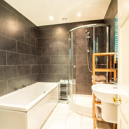 לינה וארוחת בוקר Six Brunton Place 5*