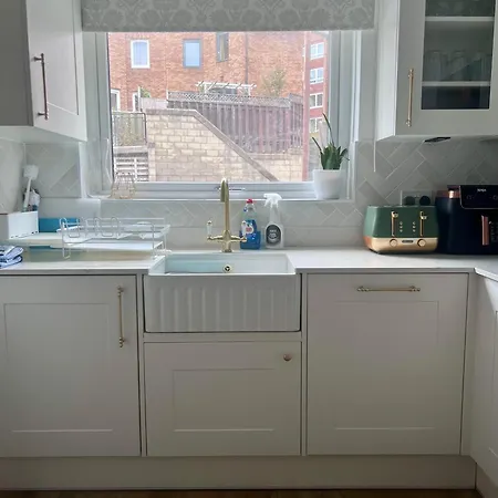 Centre House - 5 Bedrooms - Sleeps 9 - Parking